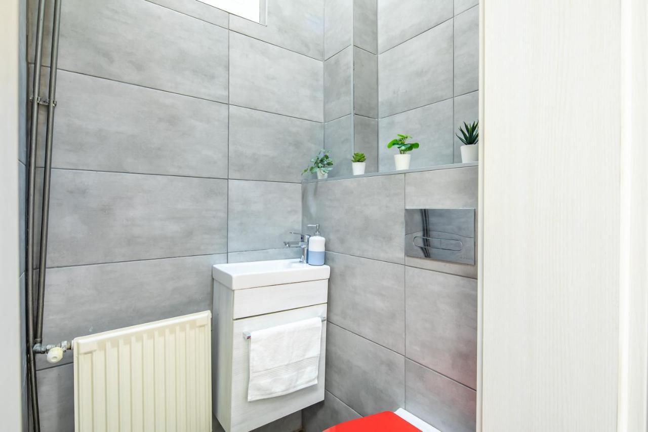 Cozy & Central Apartment With 2-Bedroom Budapest Kültér fotó