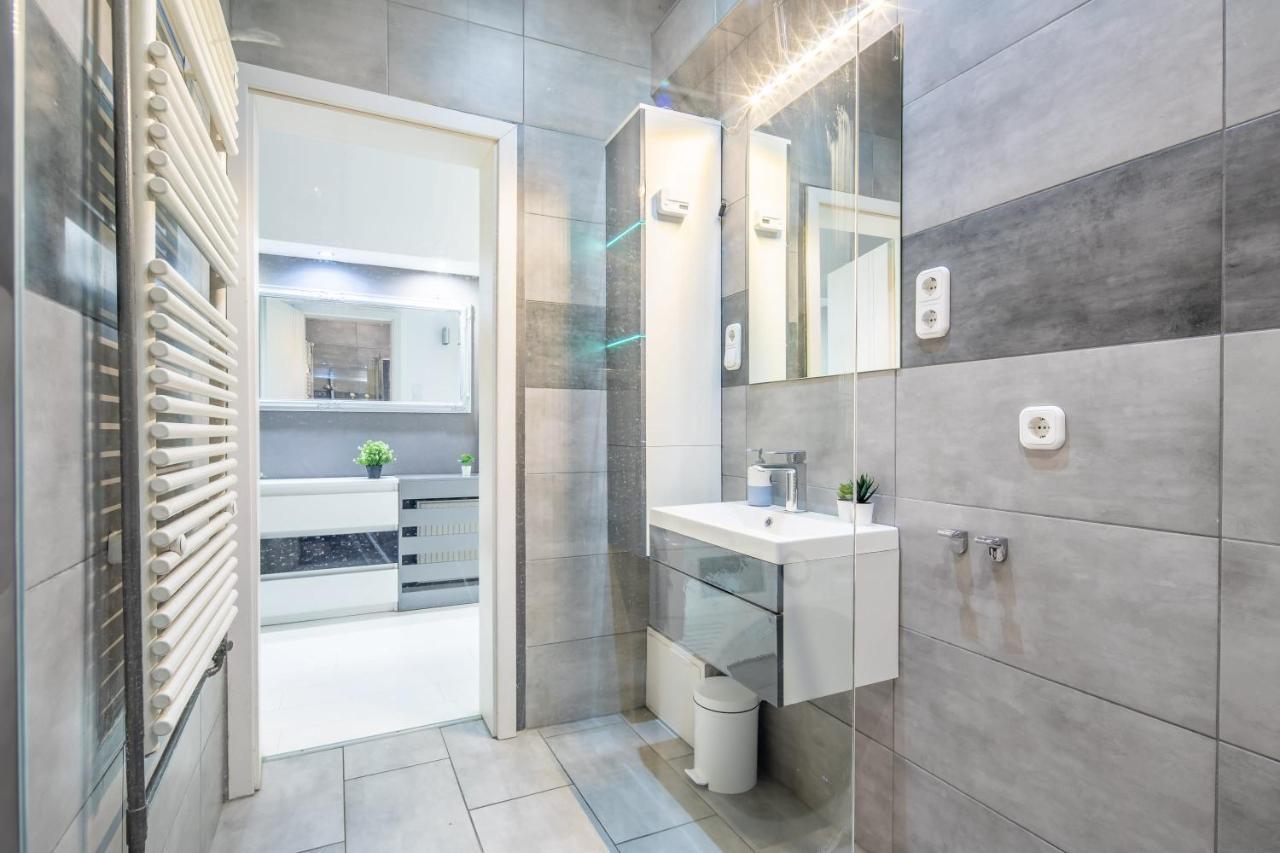 Cozy & Central Apartment With 2-Bedroom Budapest Kültér fotó